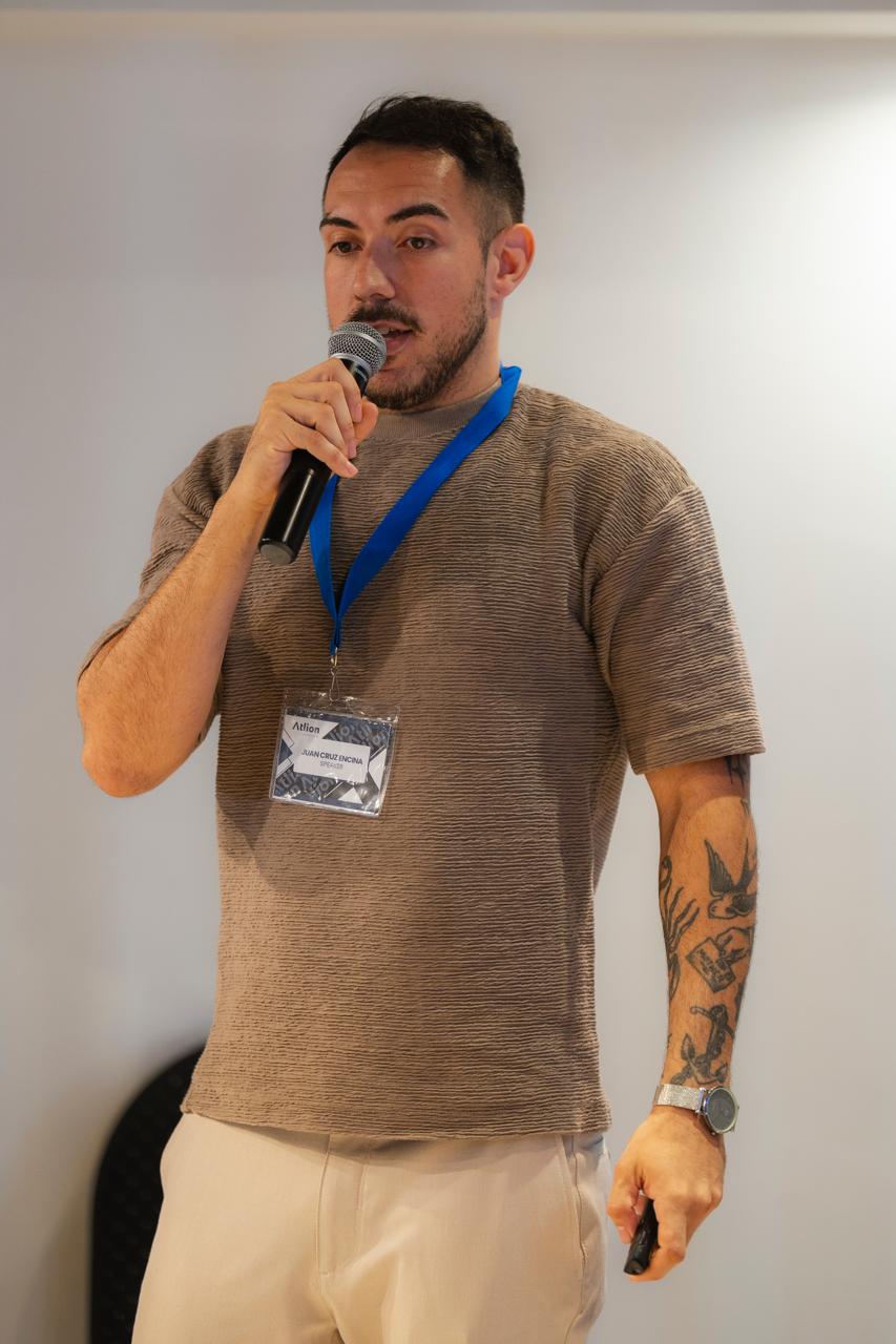 Juan Cruz Encina, fundador de IkiGO, dando una charla